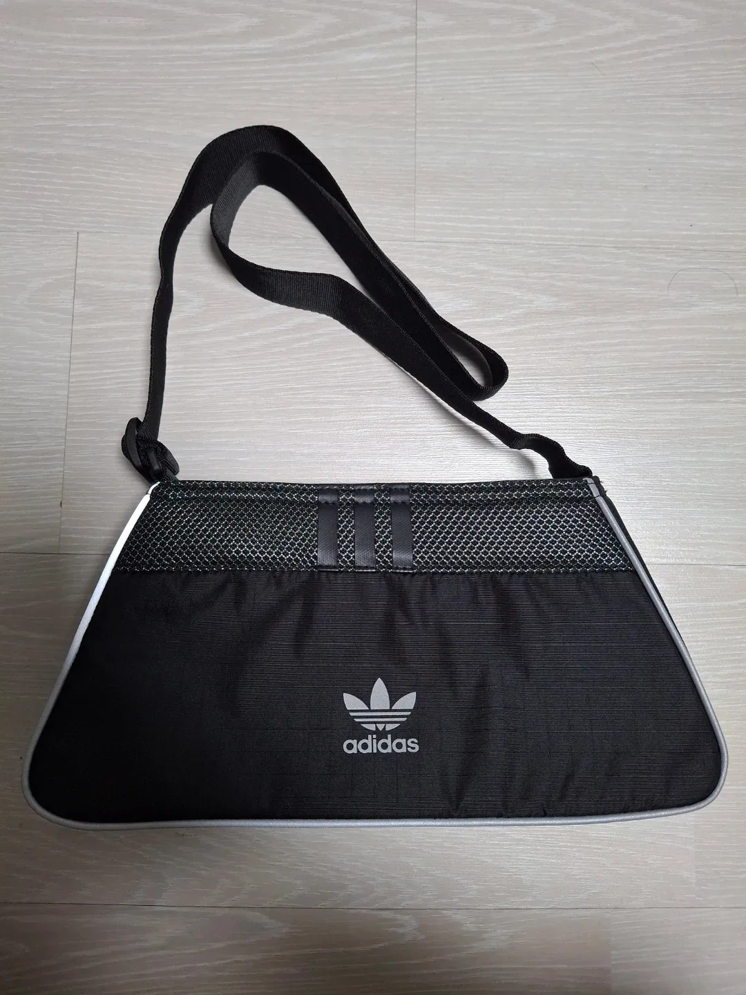 아디다스 블랙 숄더백 새상품 품절된상품입니다