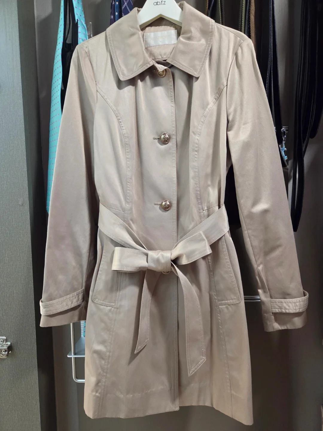 아라모드 트렌치코트