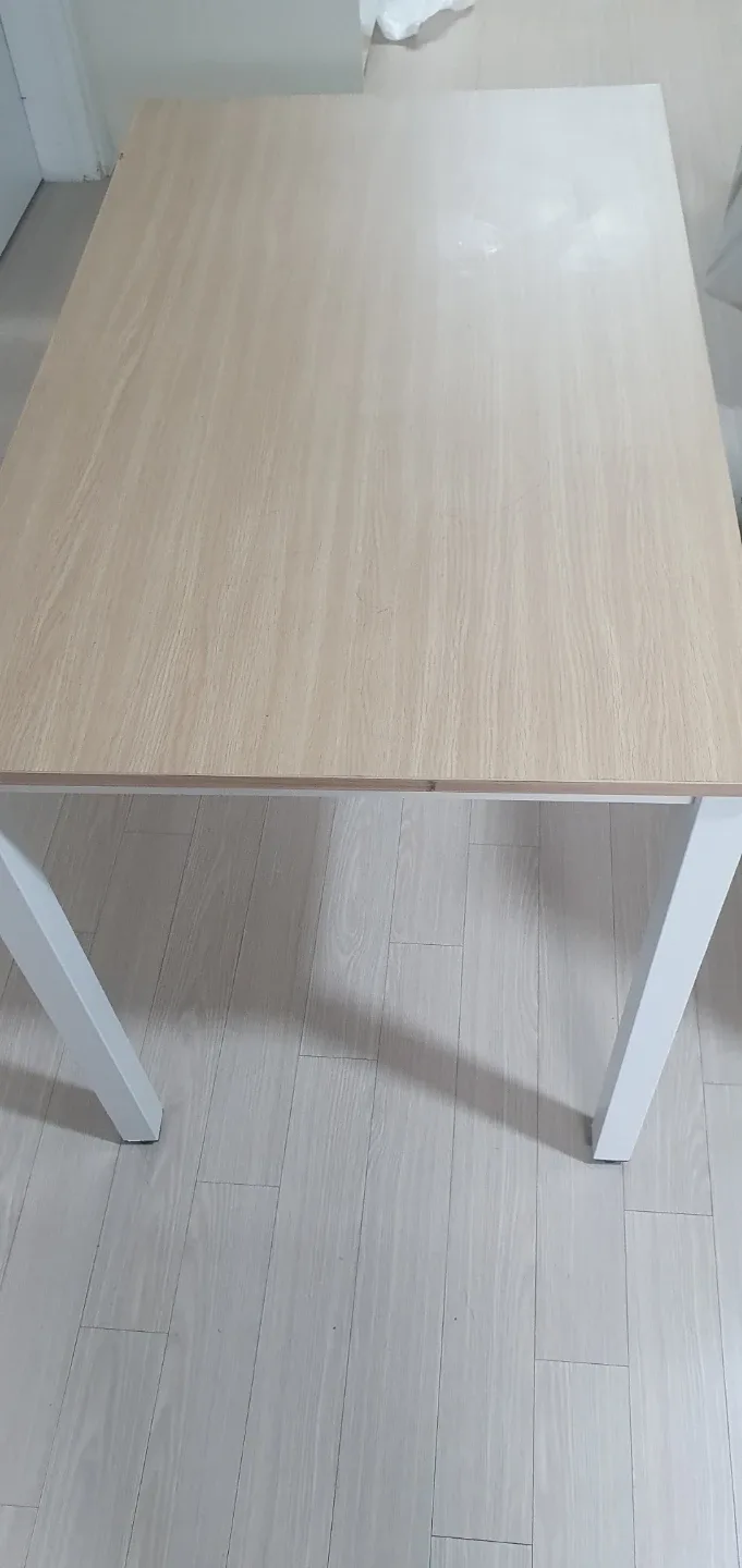 아이보리 색상 책상