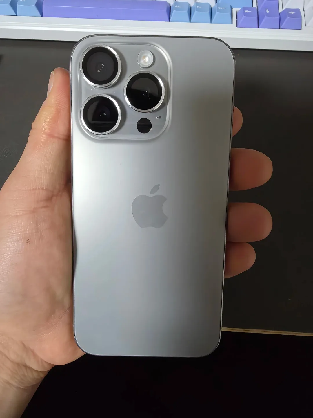 아이폰 15 Pro 256G 네추럴티타늄 배터리 100%