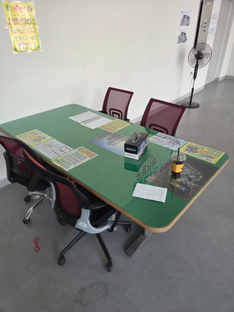 회의용 테이블 + 의자 4개 세트 판매급처