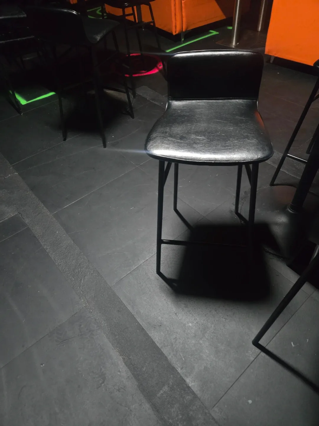 블랙 등받이 바 스툴 의자