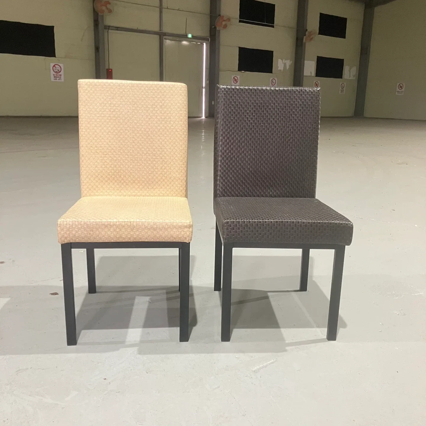 묵현. 식탁의자 몇개 있어요.