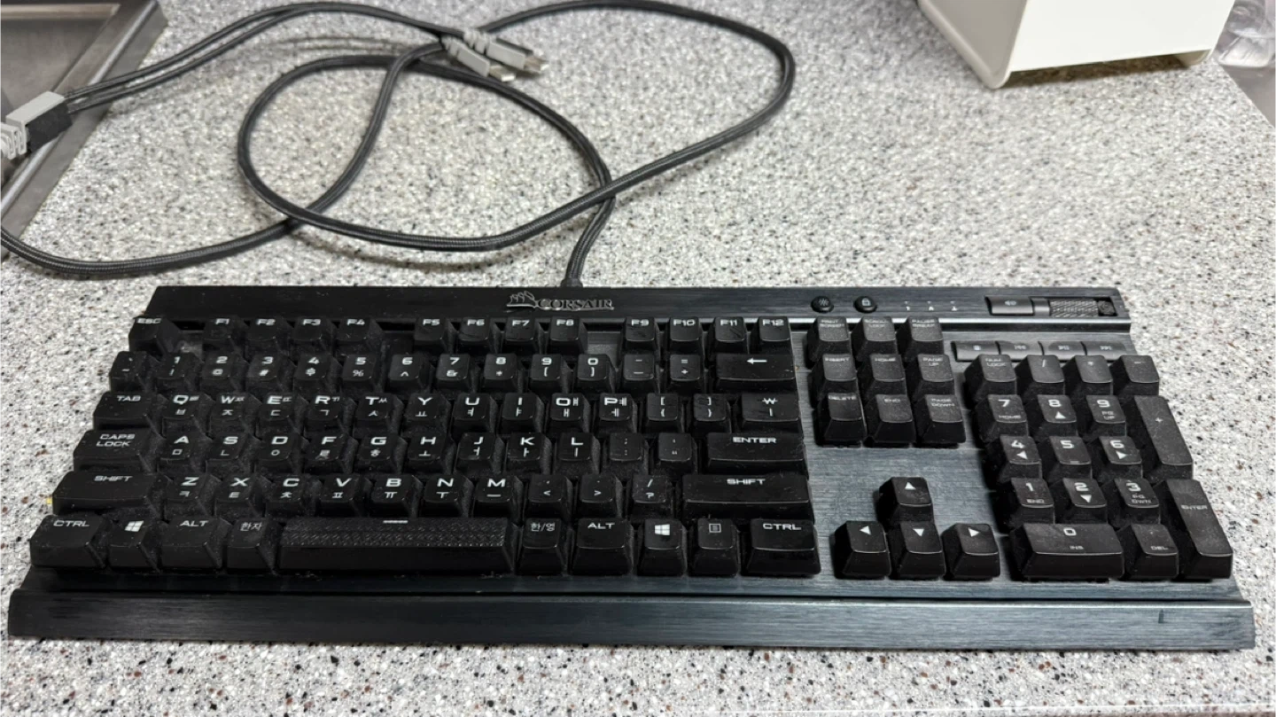 커세어 k70 lux 판매합니다.