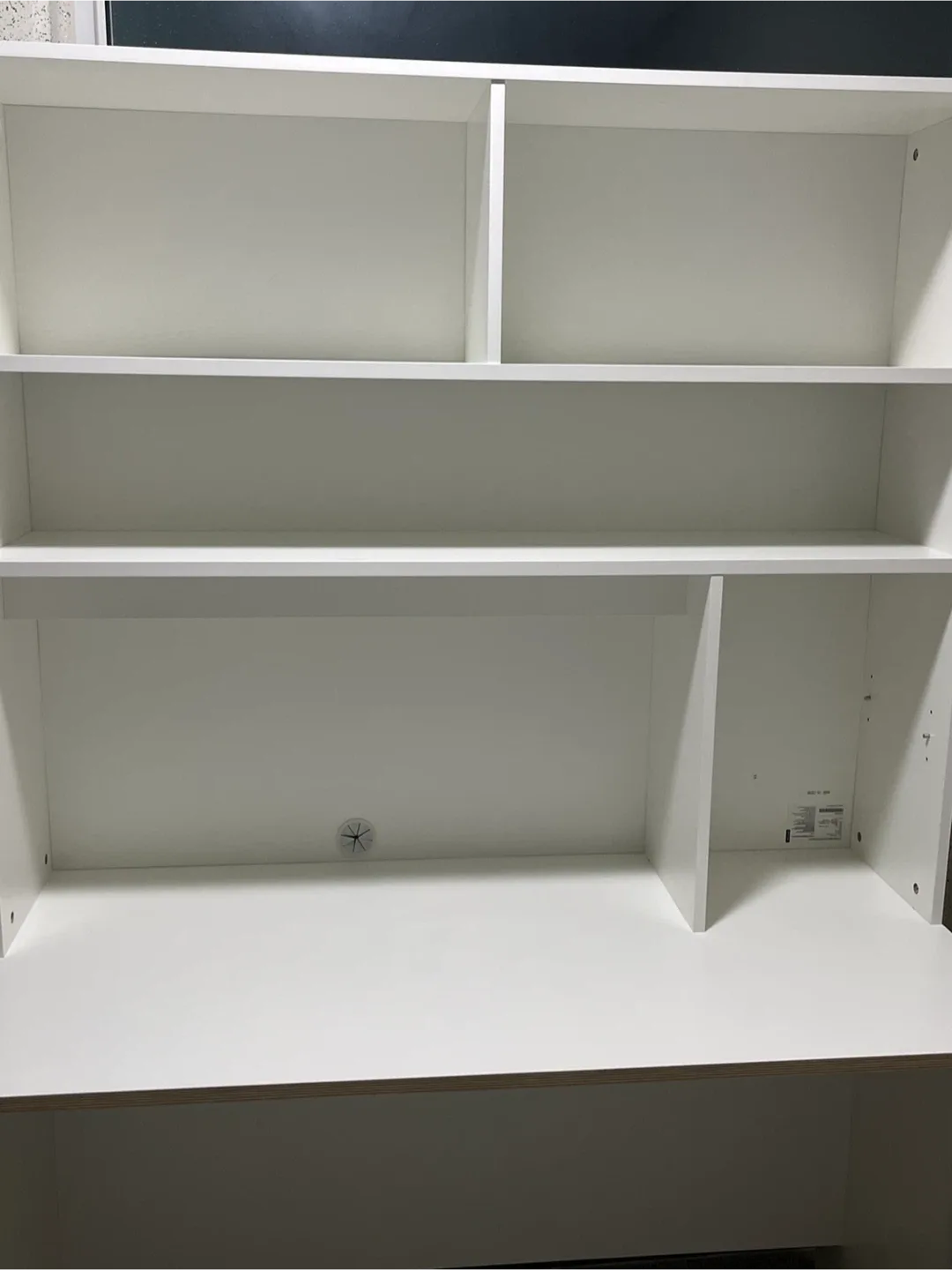 흰색 책상 겸 책장