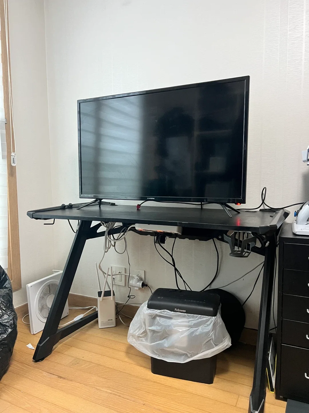 블랙 게이밍 컴퓨터 책상 Z형 다리