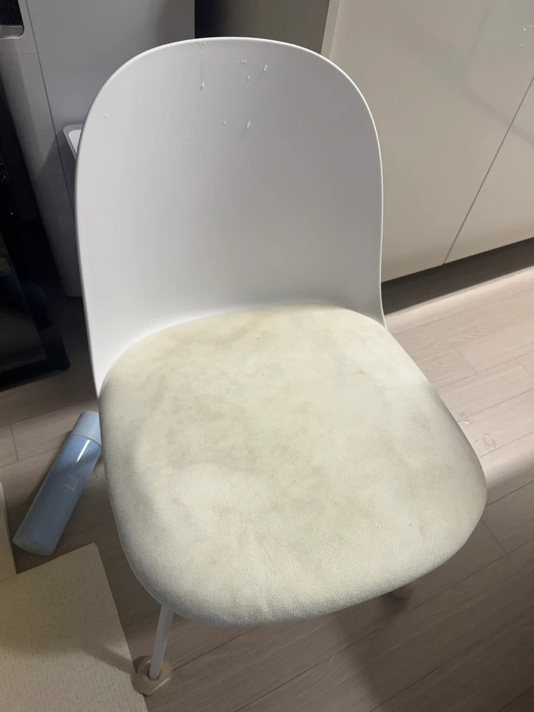 흰색 쿠션 의자 2개