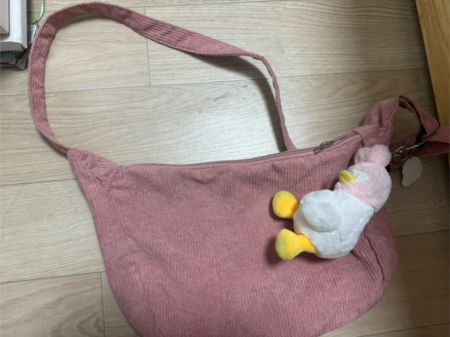 분홍 코듀로이 숄더백 (키링 포함)