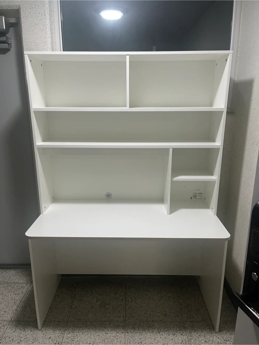 딸이 쓴 책장 있는 하얀 책상 나눔합니다.