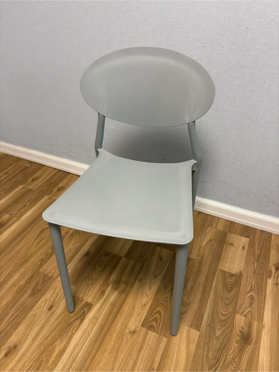 회색 플라스틱 인테리어 의자