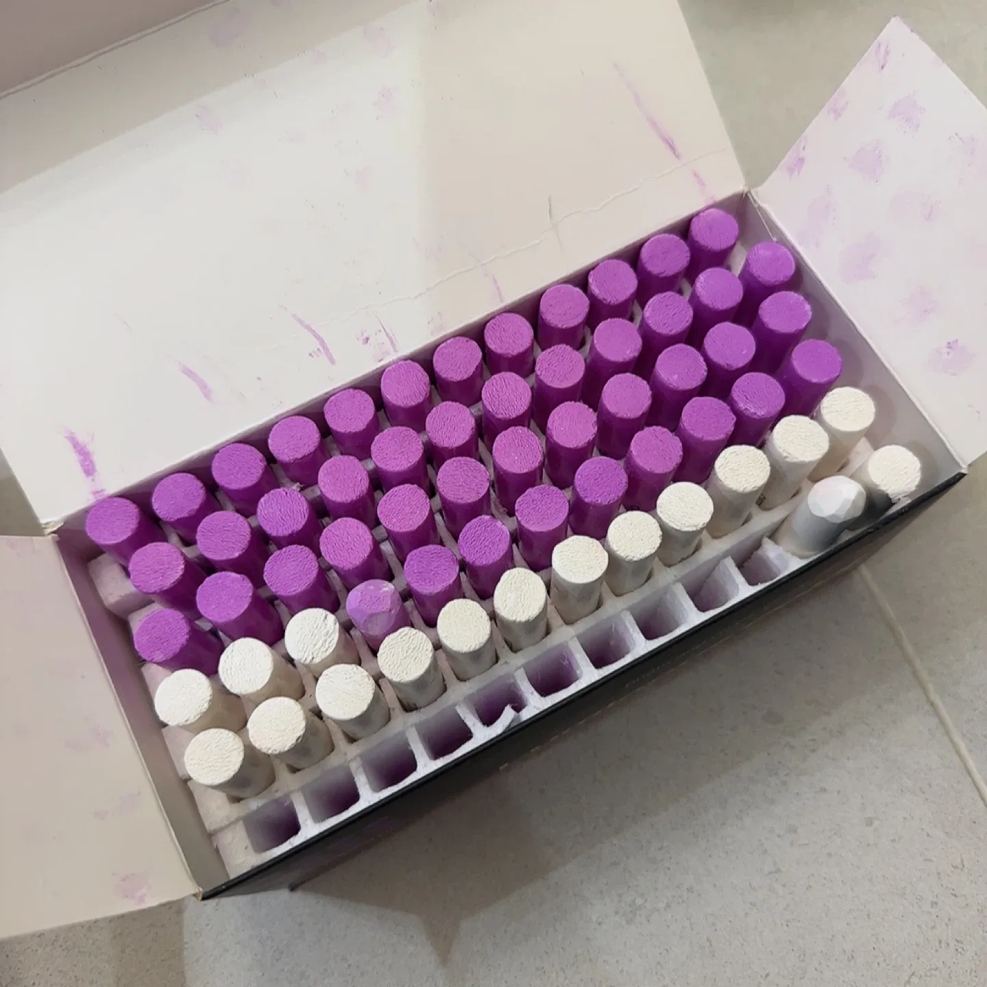 하고로모 분필 (형광보라, 형광노랑, 백색, 보라) 가져다드림