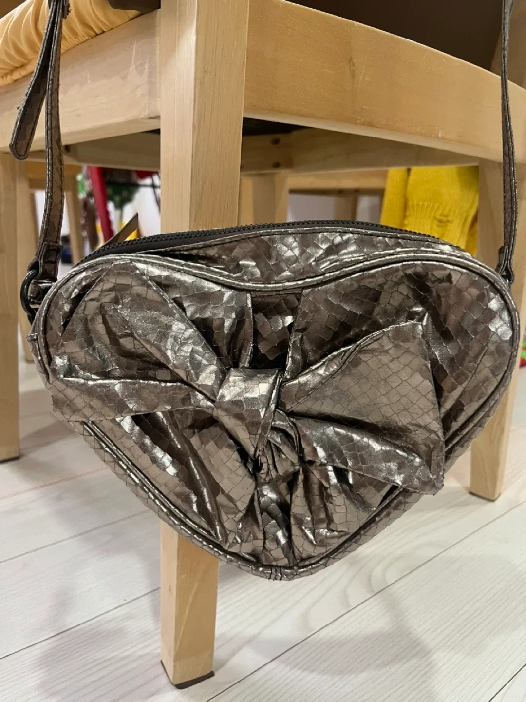 하트 리본 숄더백 은색