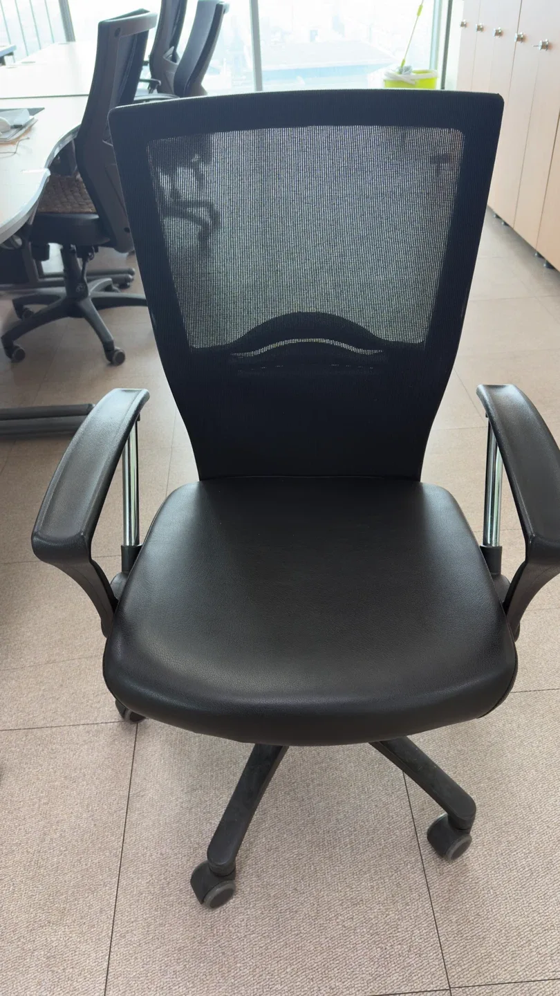 검정 메쉬 사무용 의자