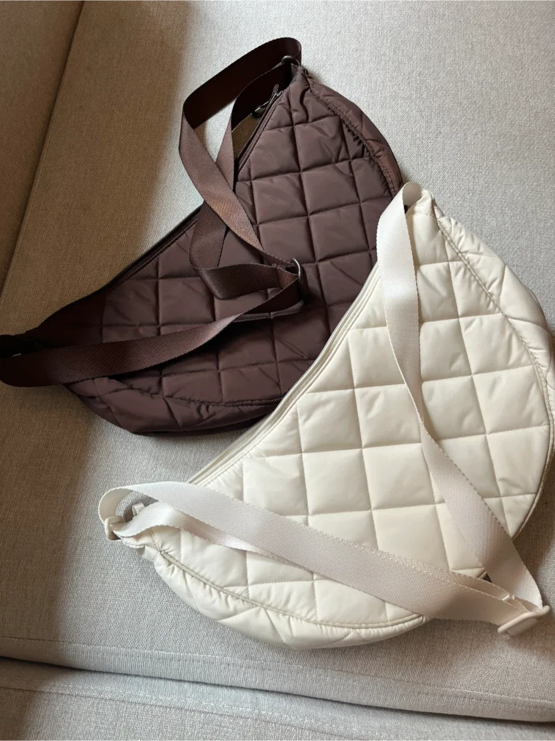 유니클로 퀼팅 반달 크로스백 아이보리/브라운