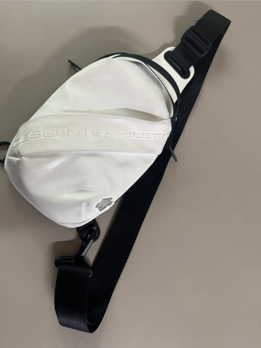 데상트 ATHLETI 화이트 슬링백 크로스백