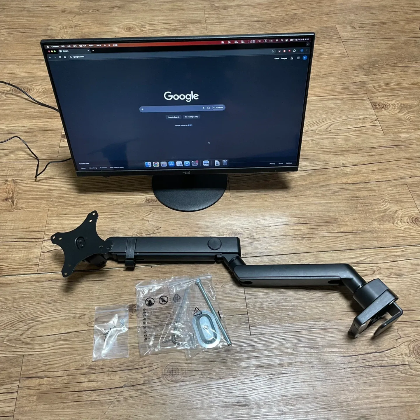 어드밴스원 24인치 모니터와 루나랩 모니터 암