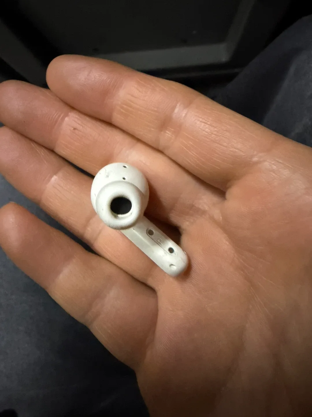 에어팟 오른쪽 잃어버리신분 찾습니다 3/11일 저녁 10시40분쯤 8002번 버스 좌석 아래에서 발견했습니다