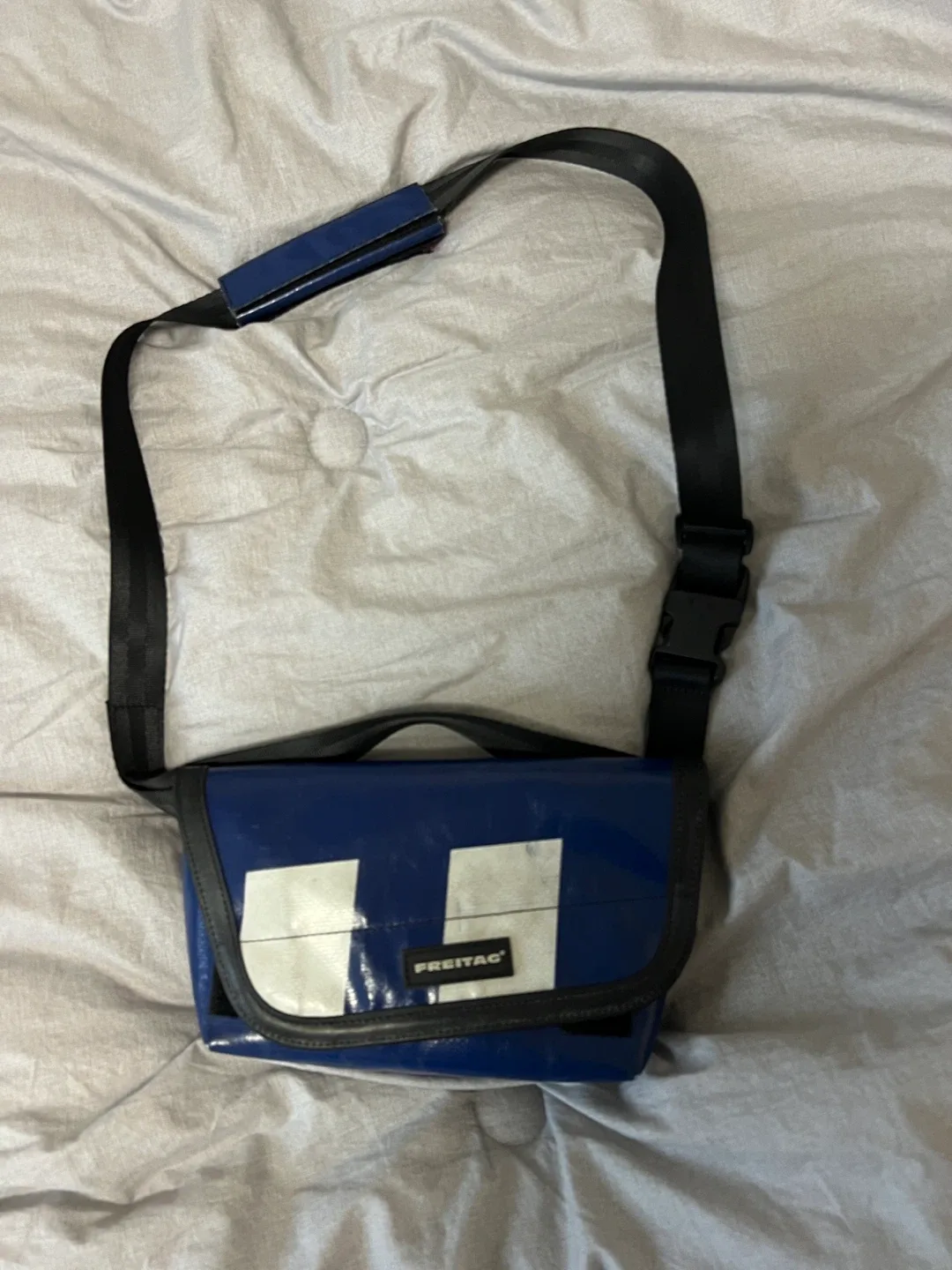 프라이탁 제이미 크로스백 블루화이트