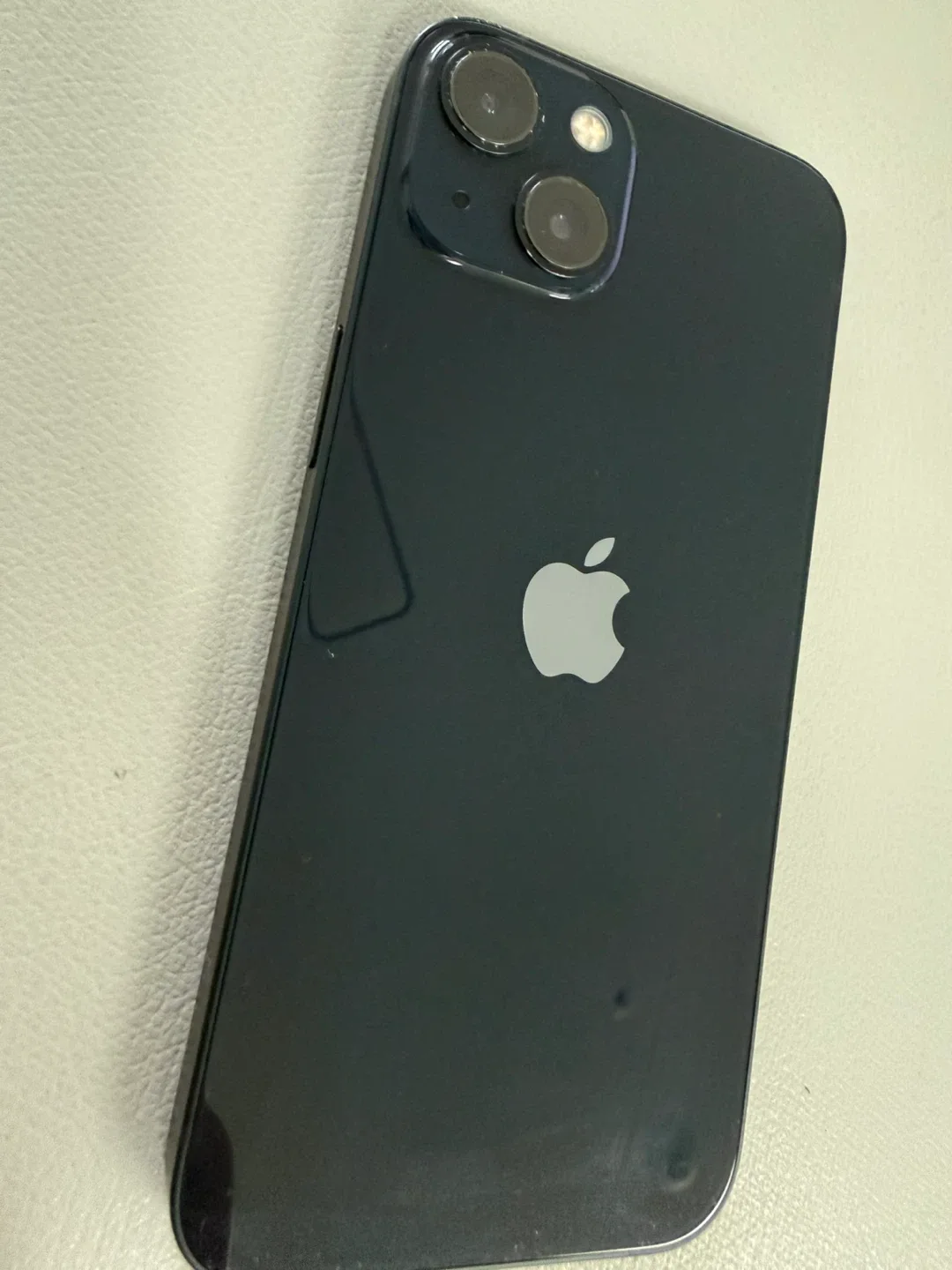 아이폰13 블랙 128기가 미세 멍하나