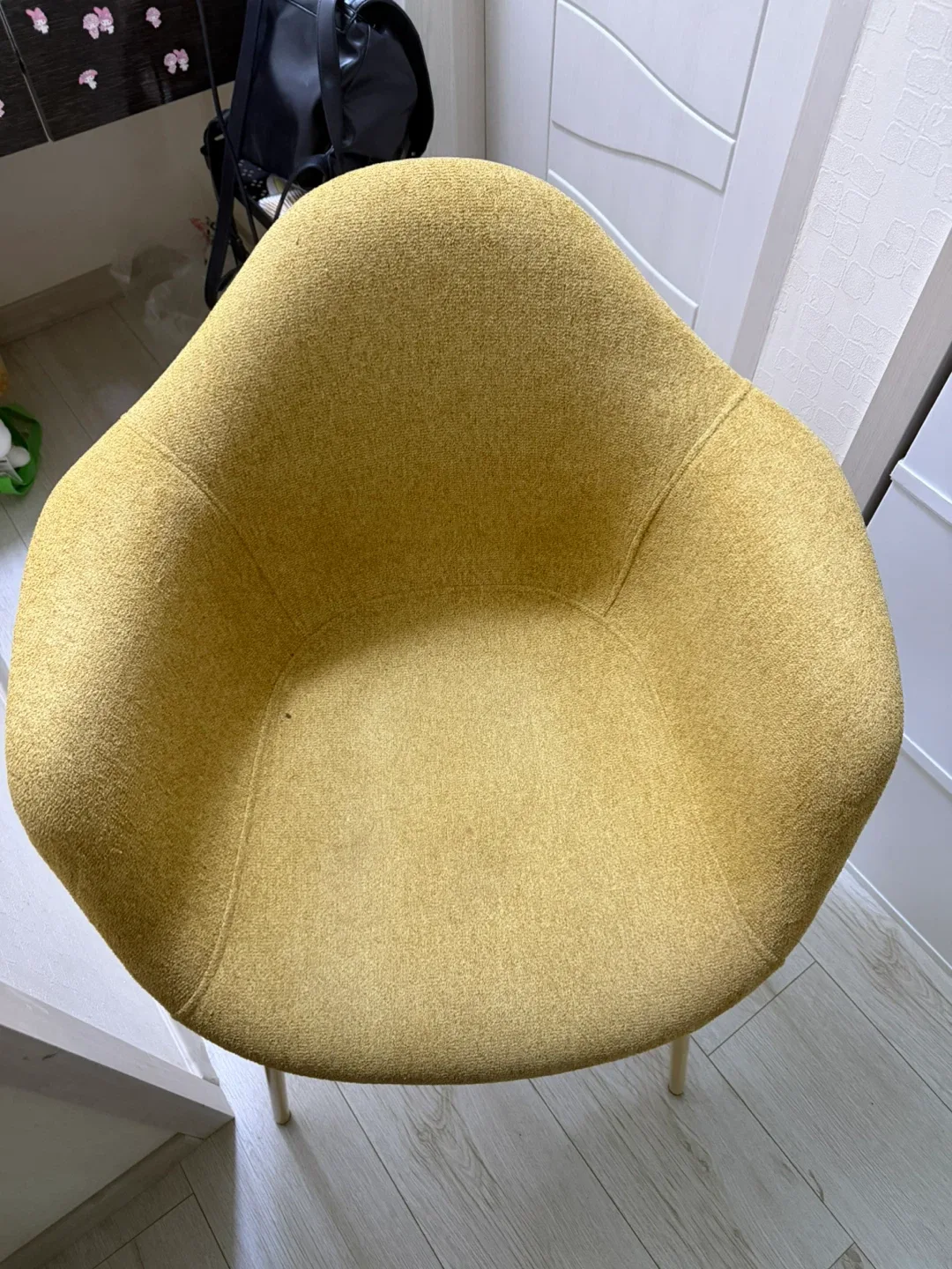 노란색 패브릭 홈바 의자