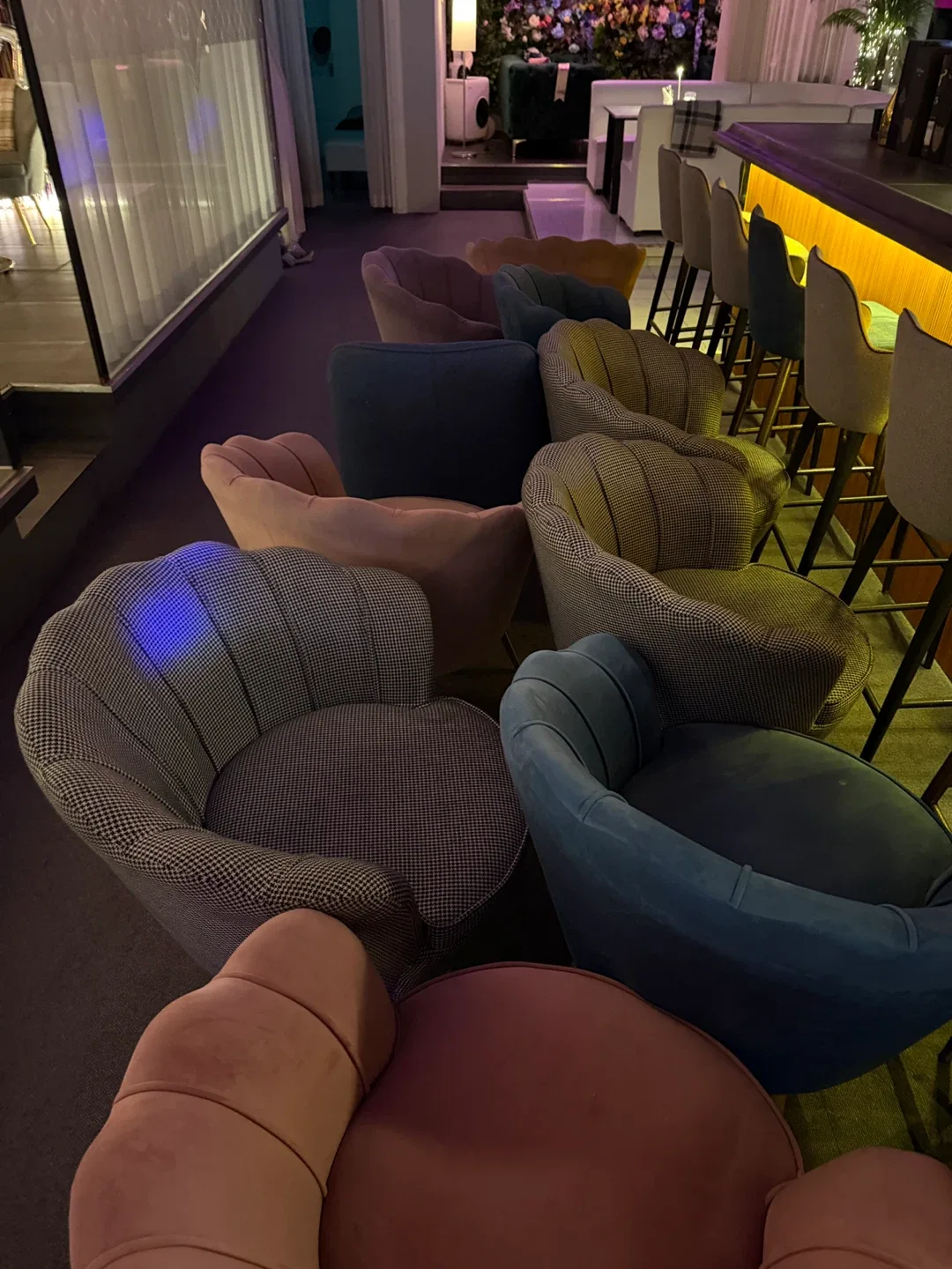 다양한 색상의 조개 모양 벨벳 의자