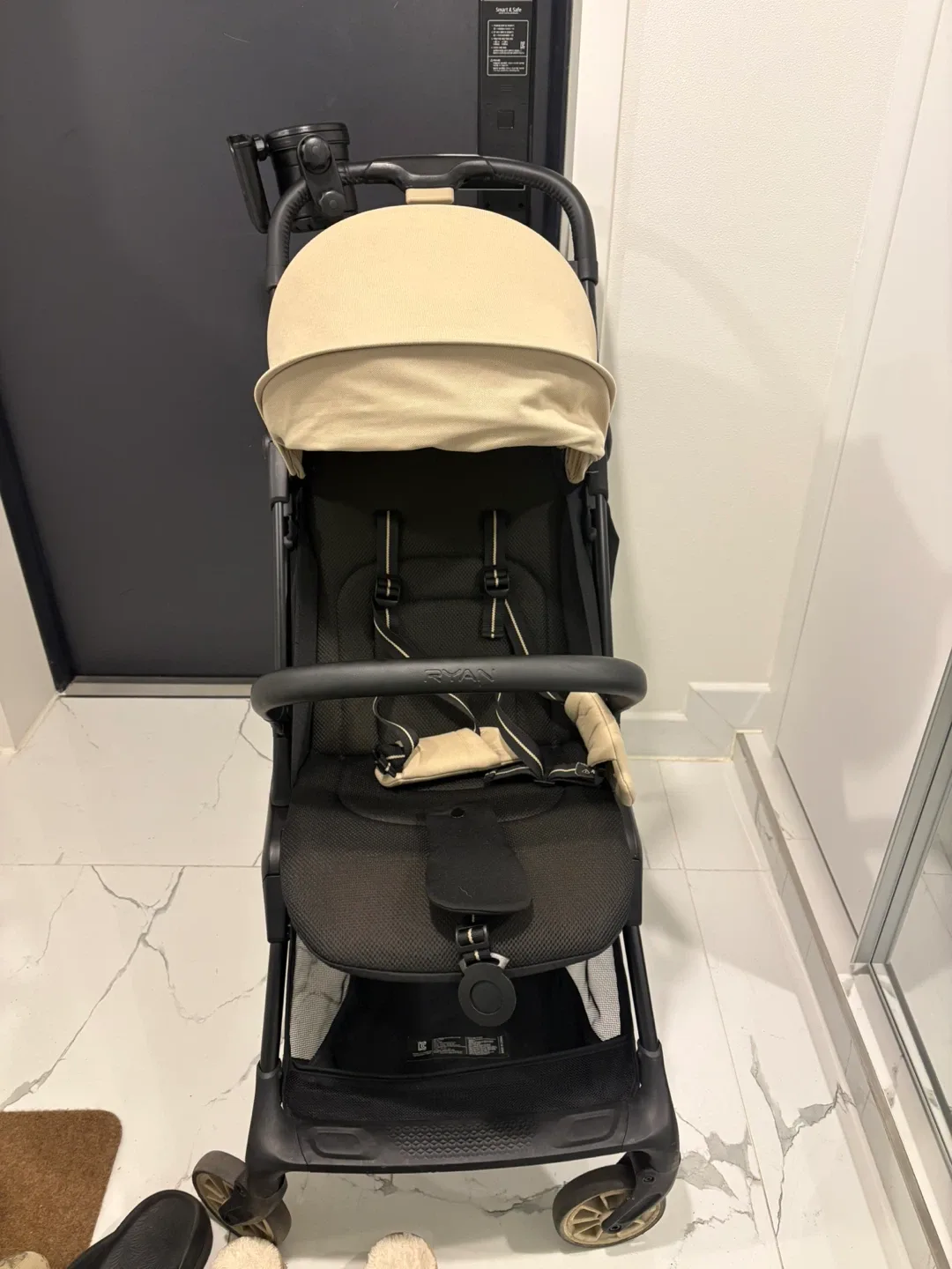 리안플라이 휴대용 유모차 입니다