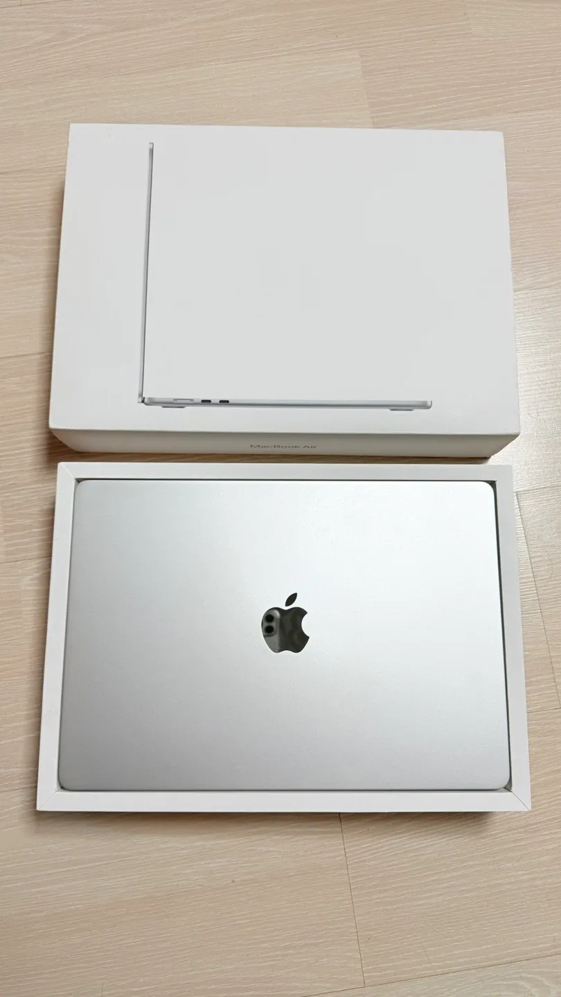 맥북 에어 15 M3 실버 팝니다!