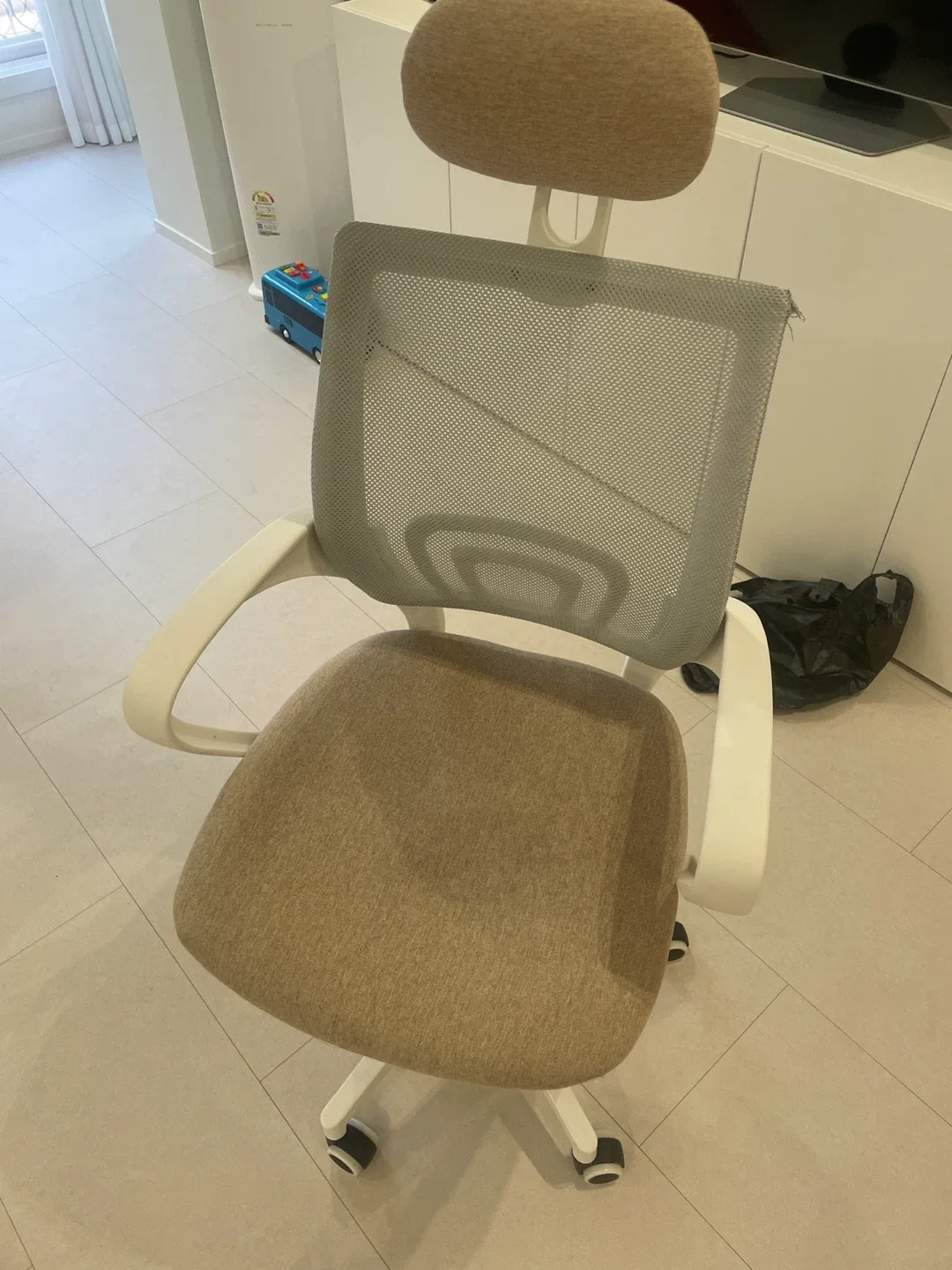 사무용 메쉬 의자 아이보리