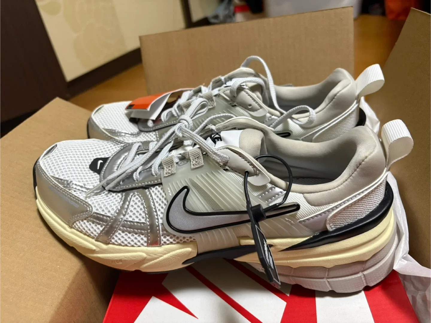 나이키 v2k 런 275 운동화