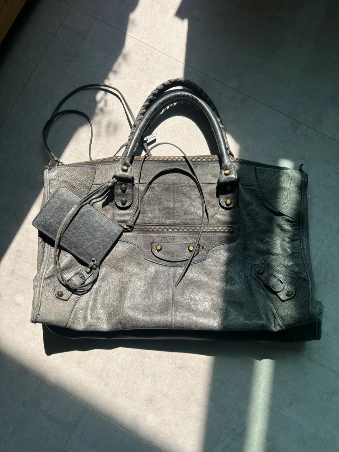 발렌시아가 모터백 회색