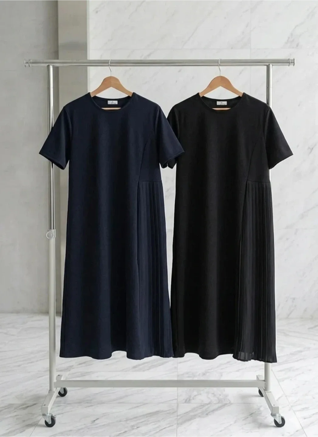 플리츠 반팔 원피스 (네이비/블랙)- 선물받은 새상품