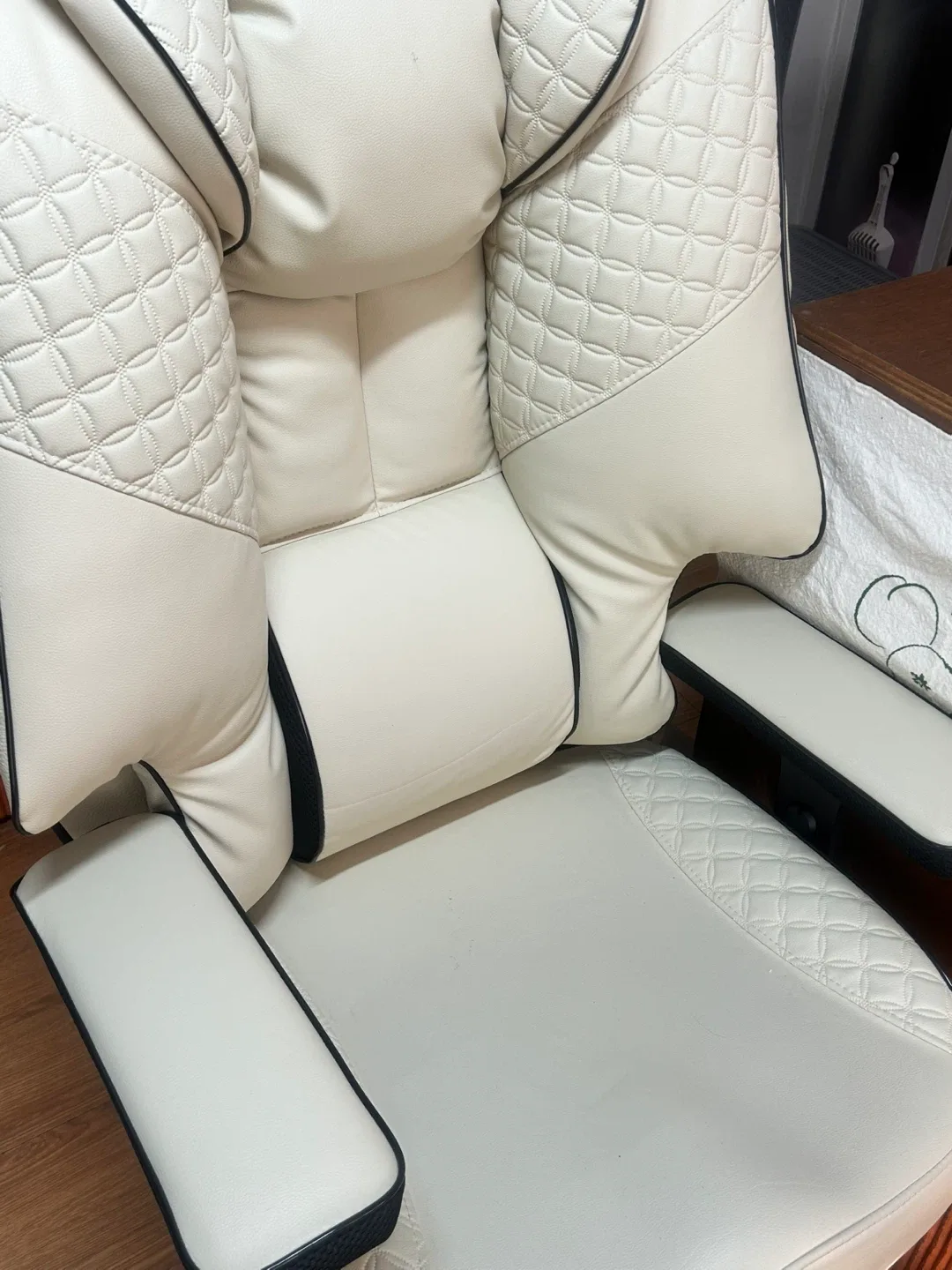 클라우드백 게이밍 의자 아이보리