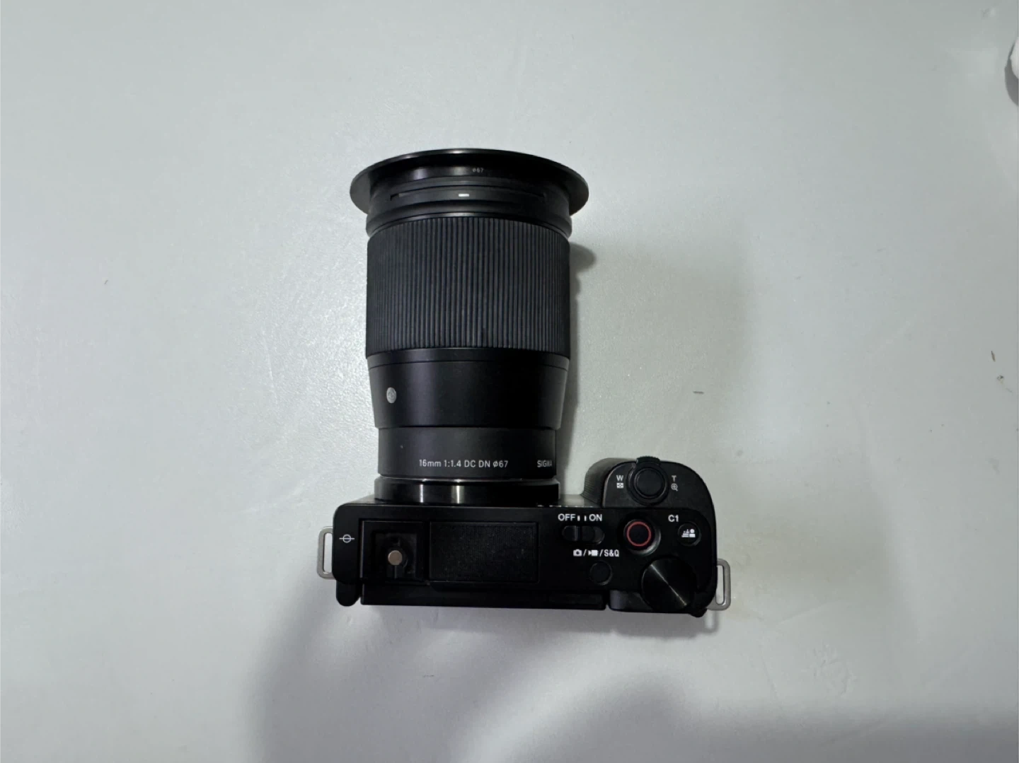 소니 ZV-E10 카메라 + 시그마 16mm 렌즈