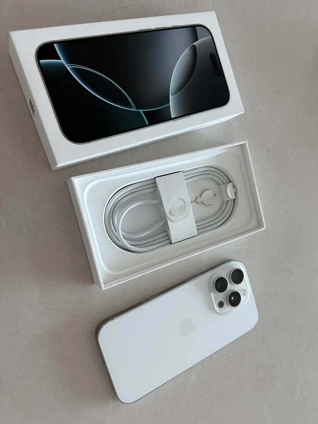 아이폰 16 프로 실버 색상 256 판매합니다