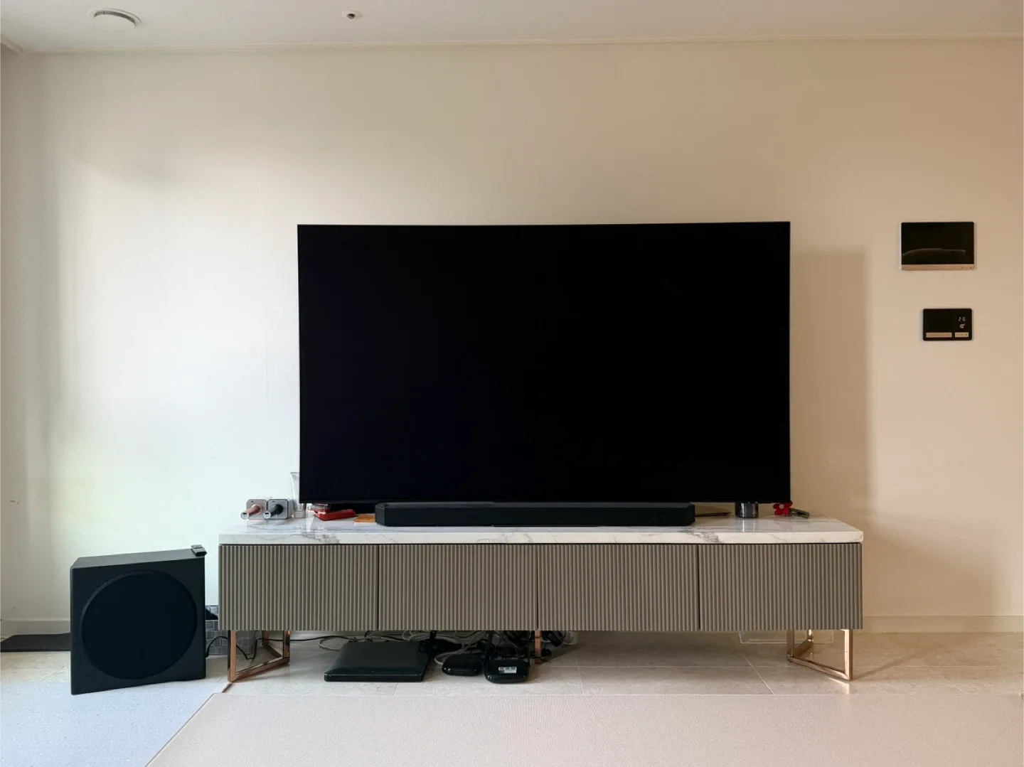 삼성 77인치 OLED TV + 사운드바(우퍼포함) + 세라믹 티비장 패키지 판매합니다