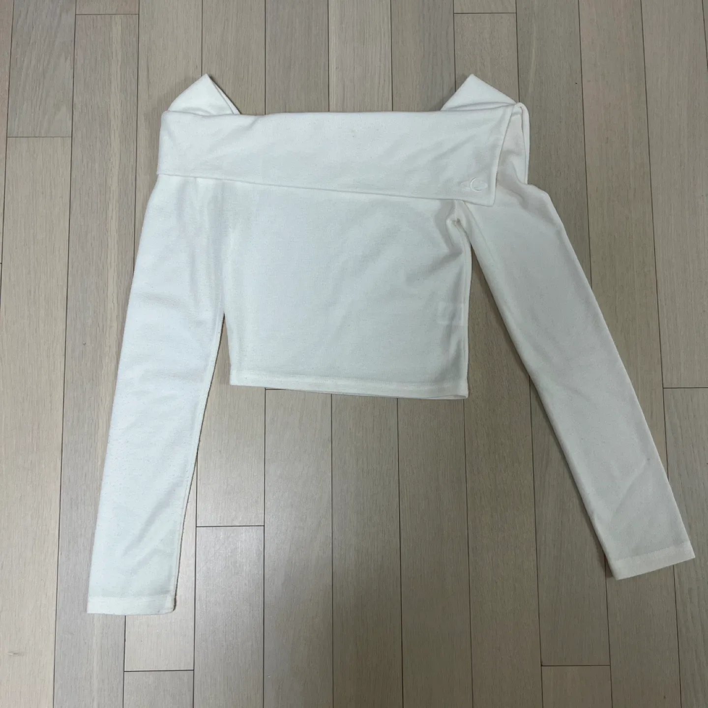 어반드레스 오프숄더 긴팔 티셔츠 아이보리