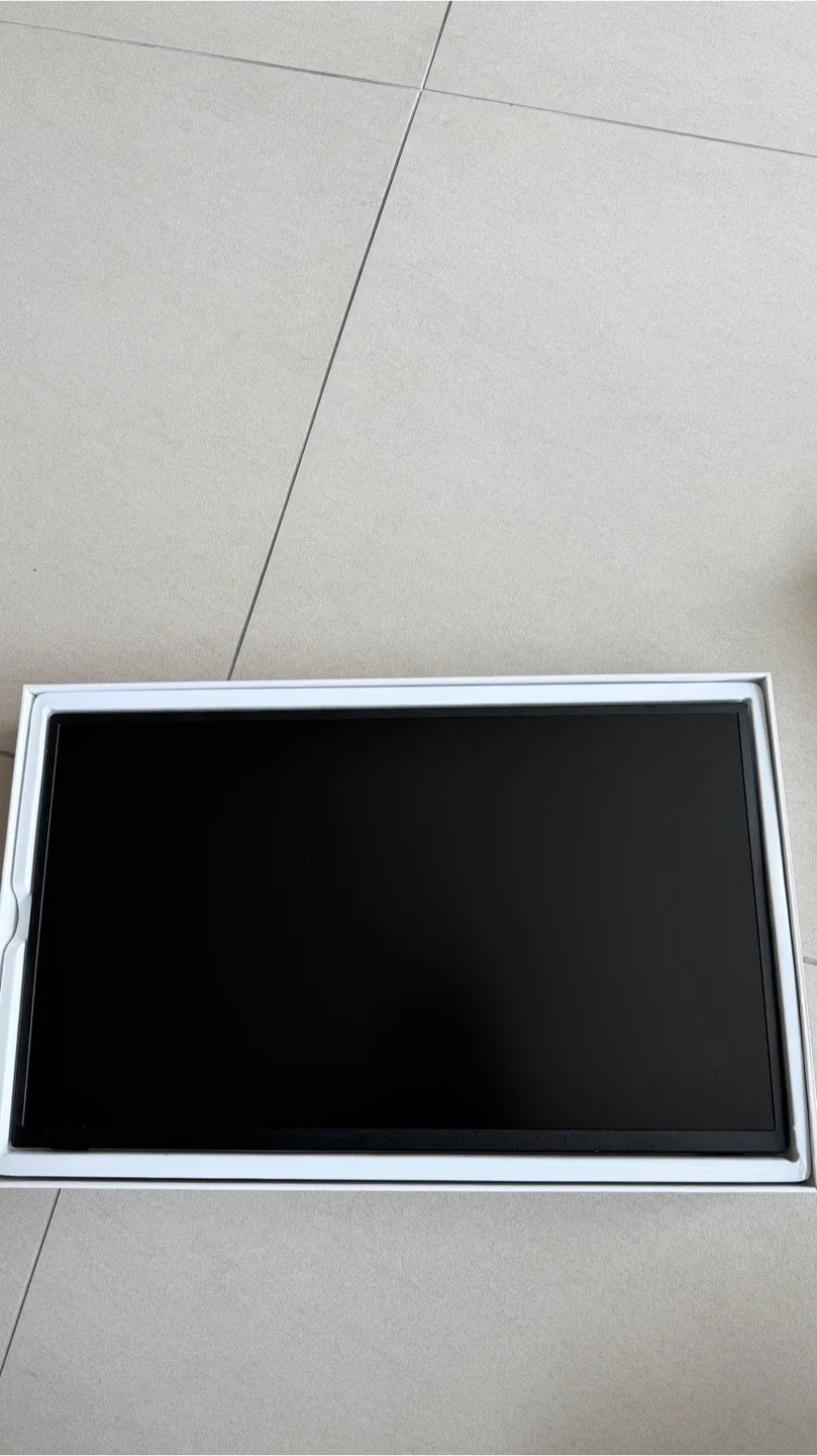 UPERFECT 18.5인치 휴대용 모니터 판매합니다.