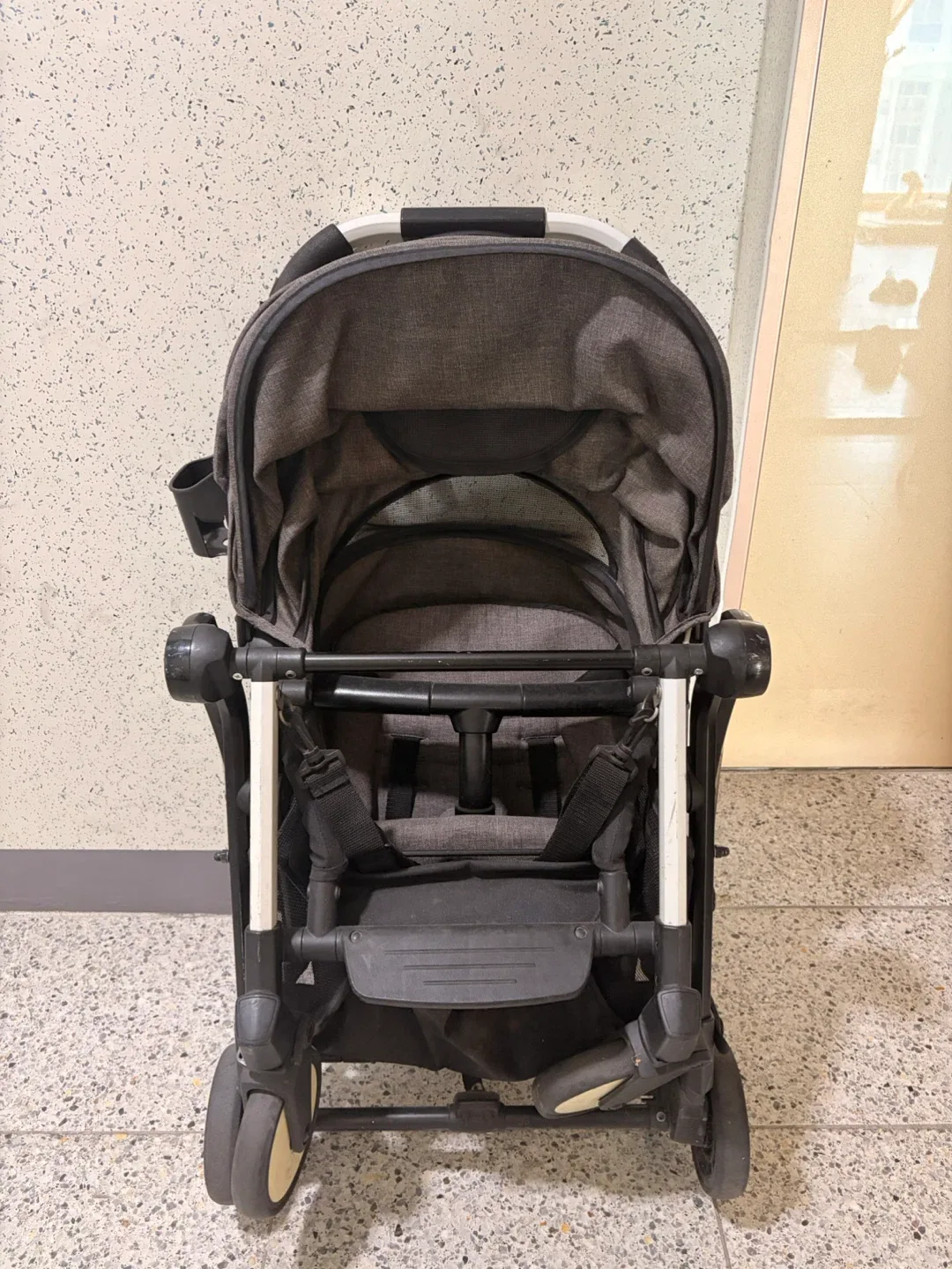 모던한 그레이 유모차