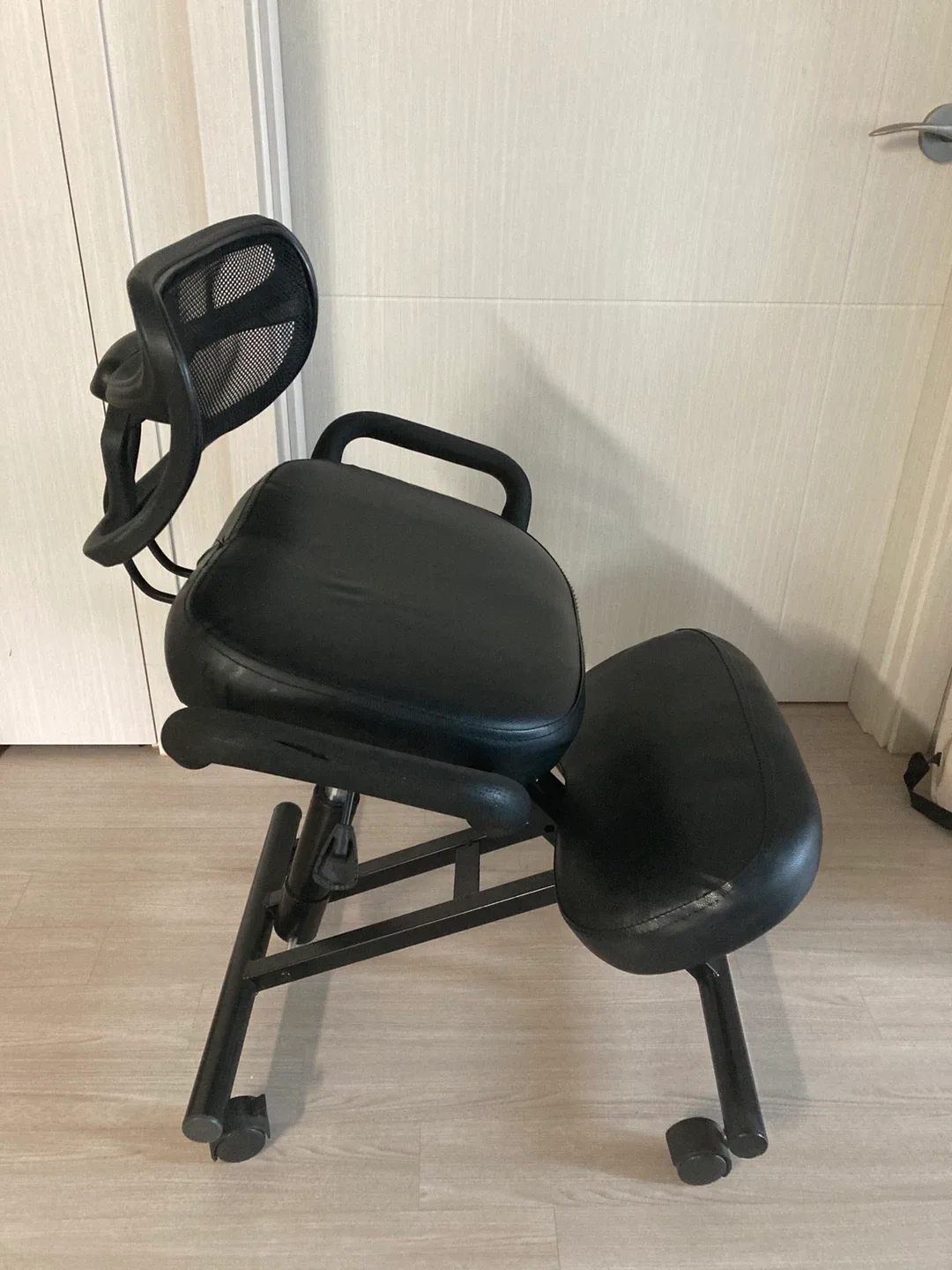 자세교정 무릎 의자 블랙