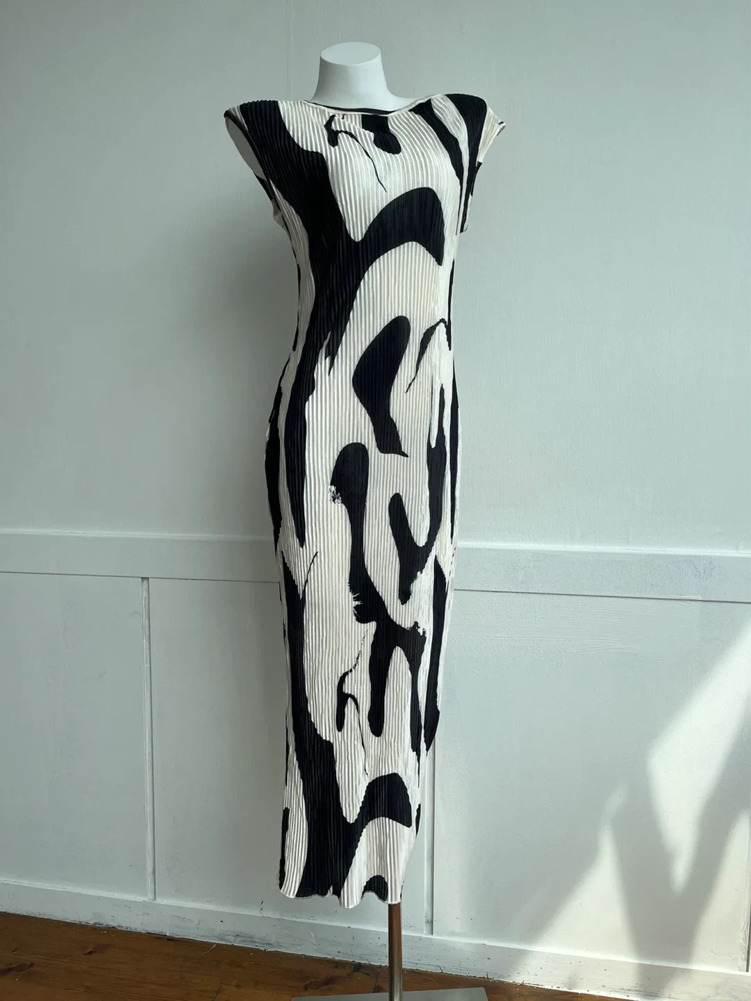 블랙 화이트 그래픽 플리츠 롱원피스