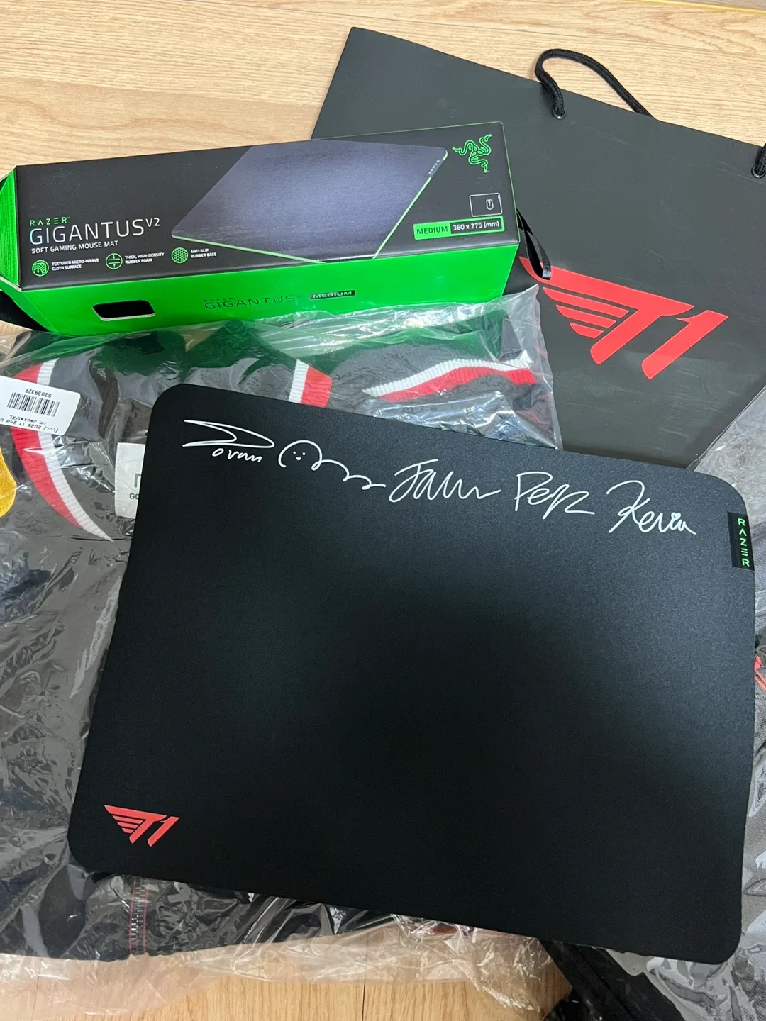 👑(한정판)페이커한테 직접 받은 RAZER GIGANTUS V2 마우스패드 미디움 T1 친필 각인