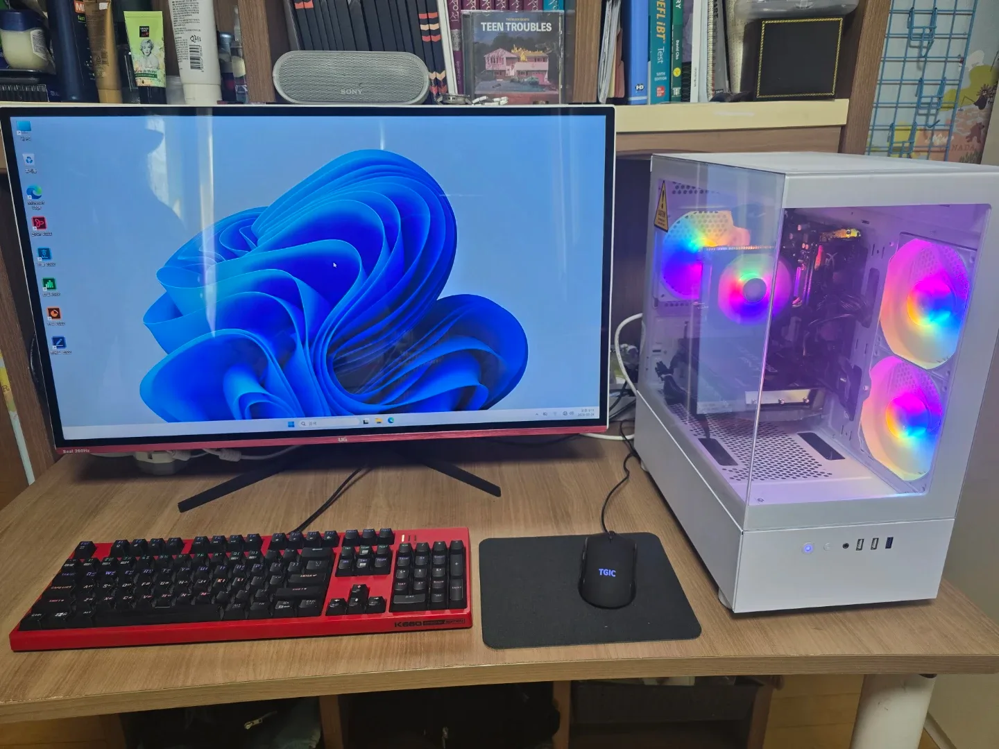 지포스 RTX5050 게이밍컴퓨터 + 32인치 180hz 모니터 풀세트!!