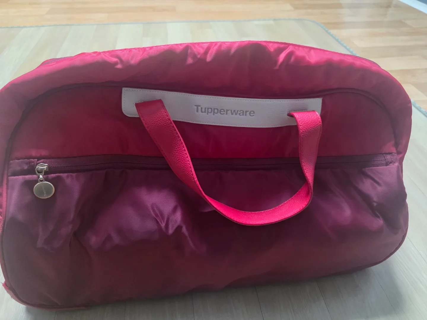 Tupperware 빨간색 여행용 가방
