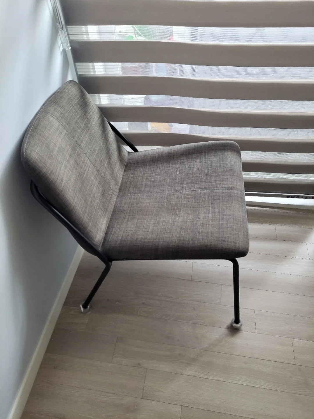 모던한 디자인의 그레이 라운지 체어