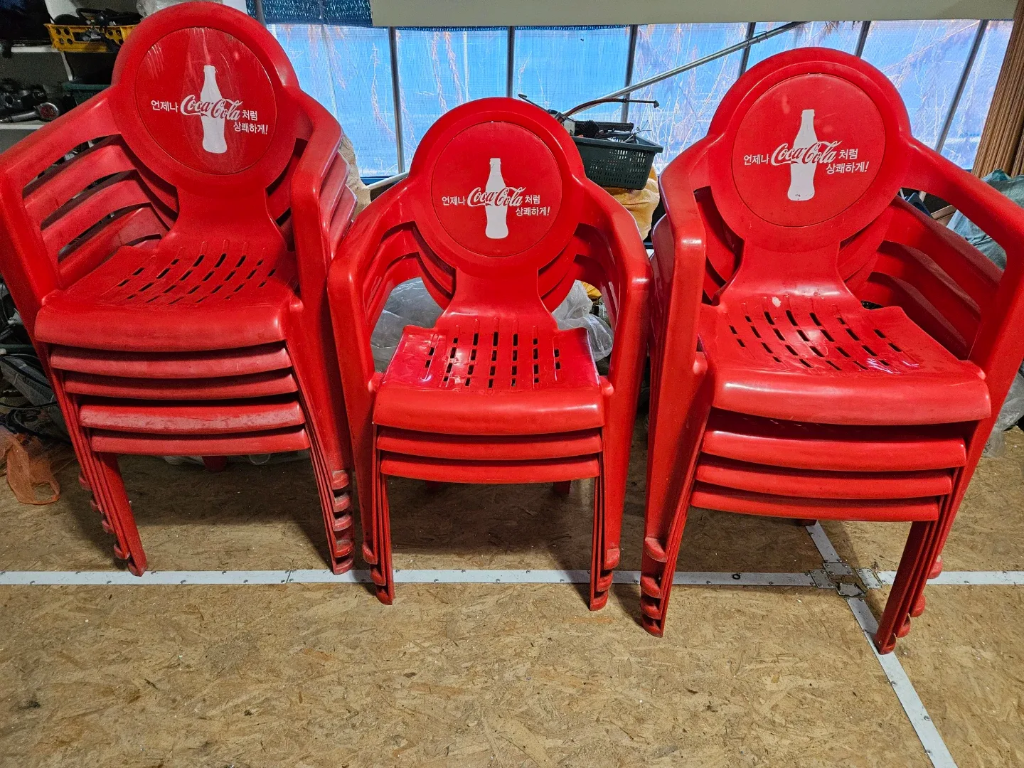 코카콜라 빨간색 플라스틱 의자