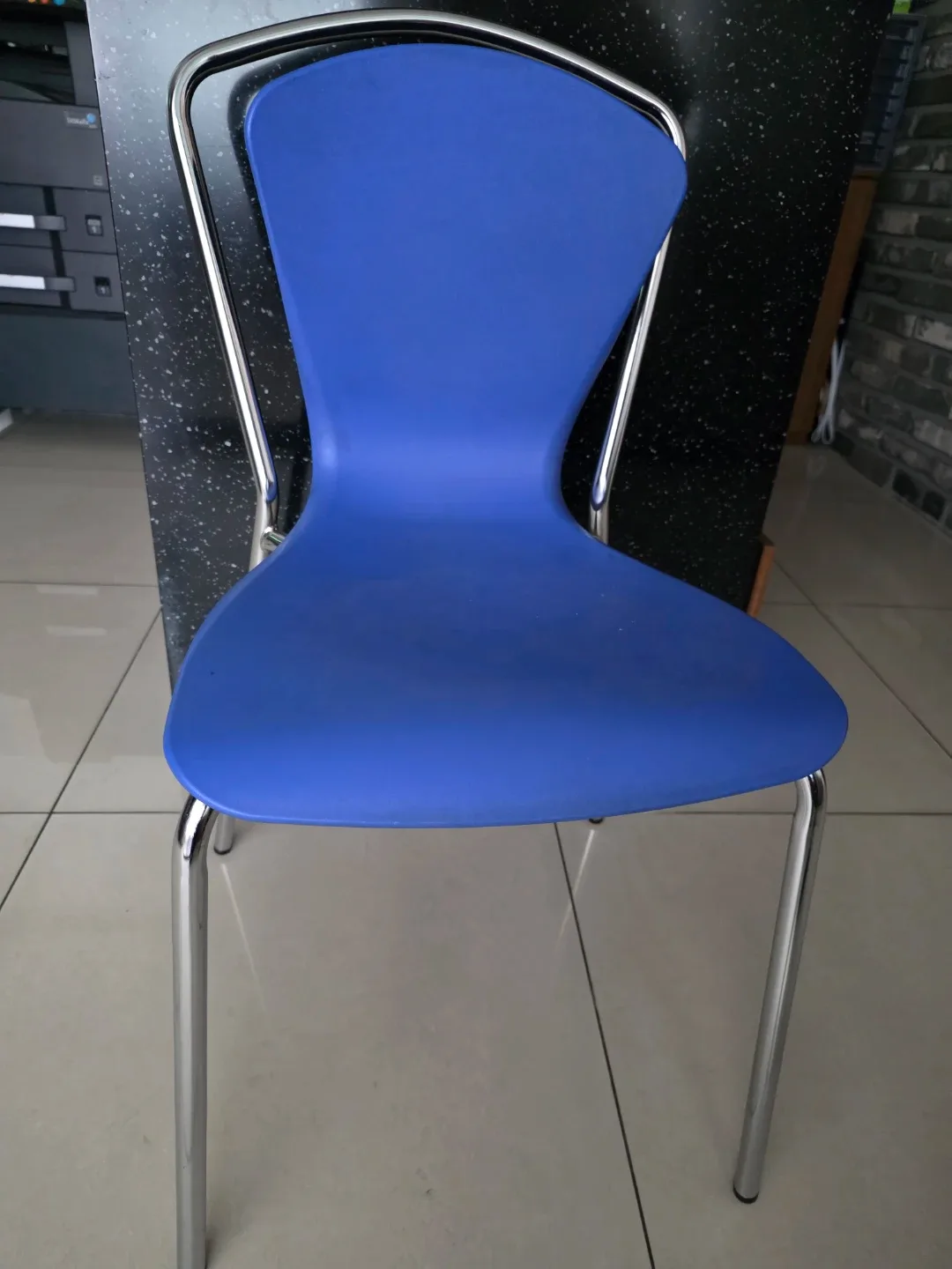 파란색 플라스틱 스틸 의자