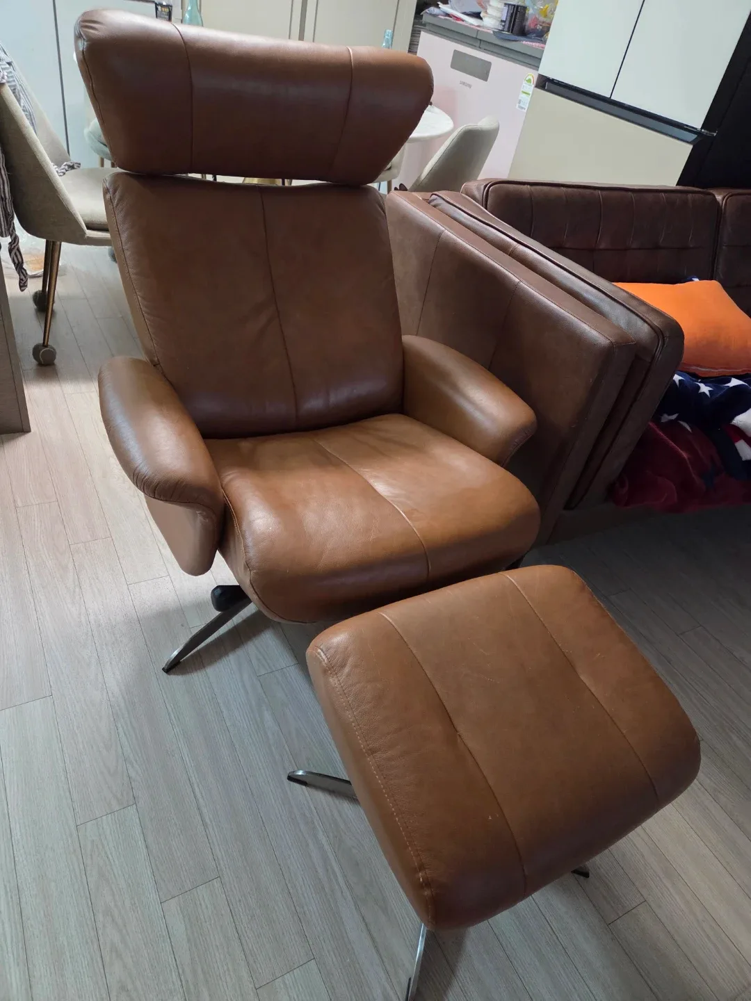 까사미아 우스터 브라운 가죽 안락의자 스툴