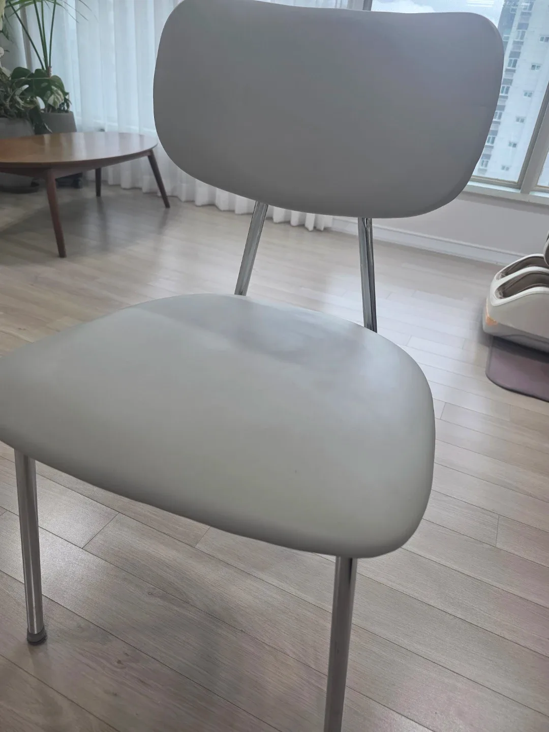 회색 식탁 의자