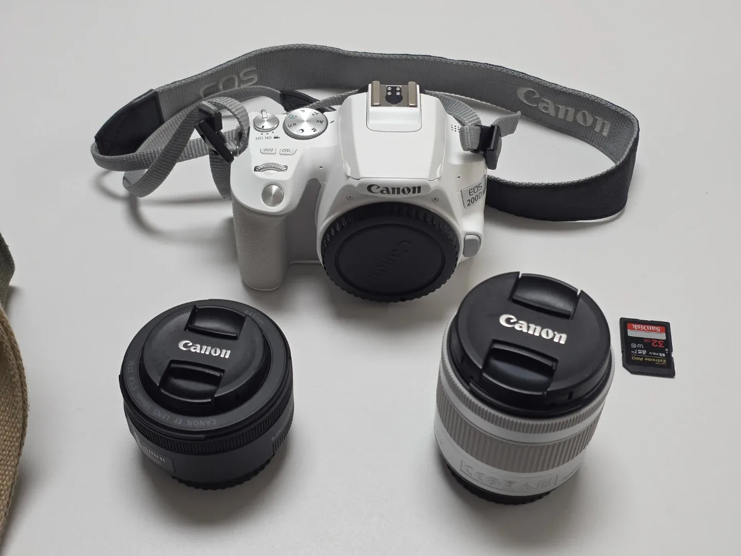 캐논 EOS 200D2 화이트 풀패키지 + 50mm단렌 팝니다