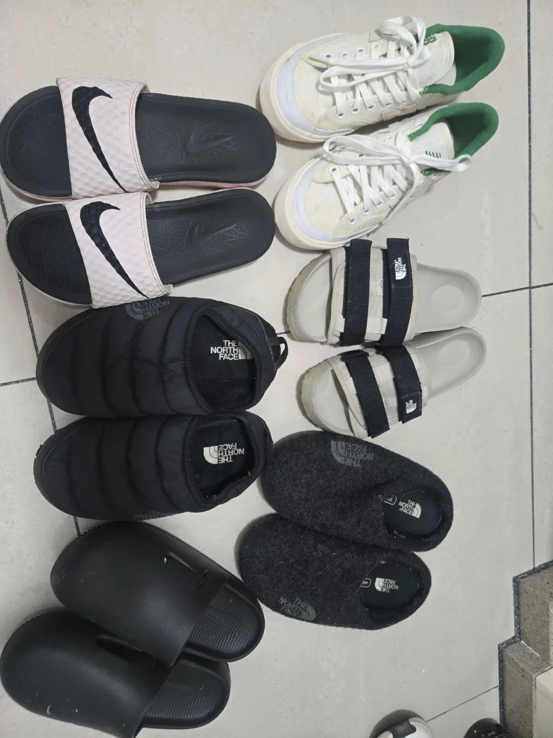 신발 모음: 나이키 슬리퍼, 노스페이스 뮬 외